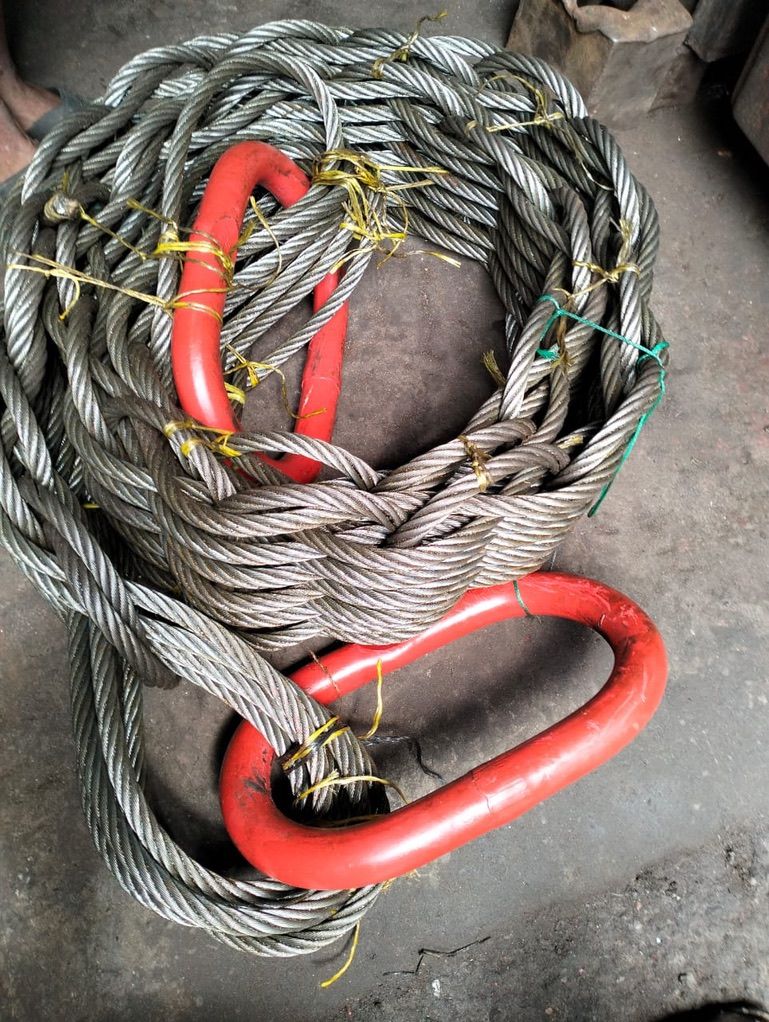 2-leg wire rope sling with red master link
